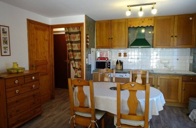 Cozy 1-Bedroom Apartment for 4 - South-Facing Terrace - 300m to Shops in Les Gets