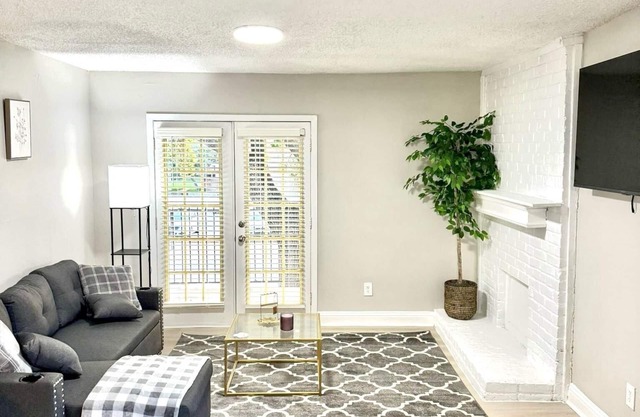 Cozy 1-bedroom apartment with WiFi, AC in vibrant Addison