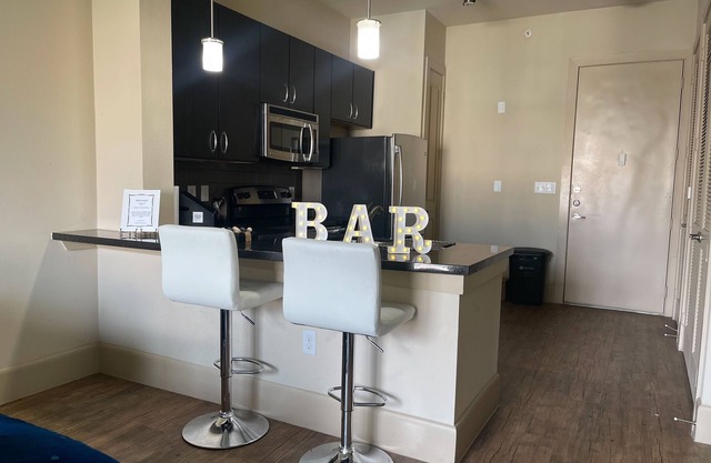 Cozy 1-Bedroom Apartment in Terrific Midtown Houston near Galleria and Downtown!