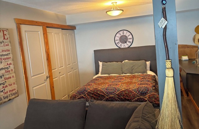 Cozy 1-bedroom condo in charming Panorama with fitness room, WiFi