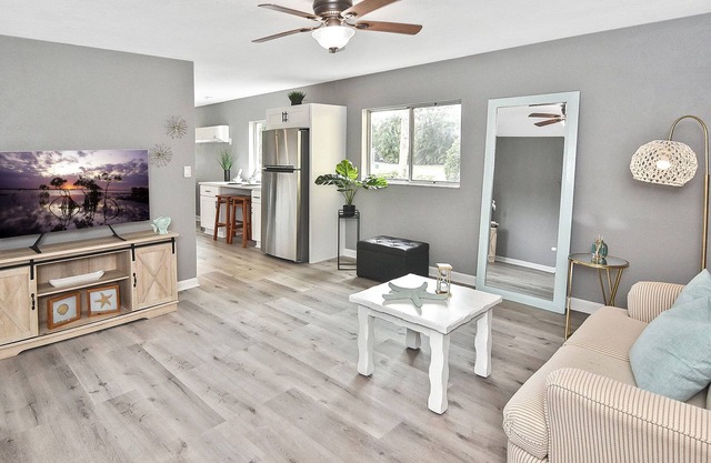 Cozy 1-bedroom condo with AC in Fort Myers. Private Lanai. Onsite W/D.