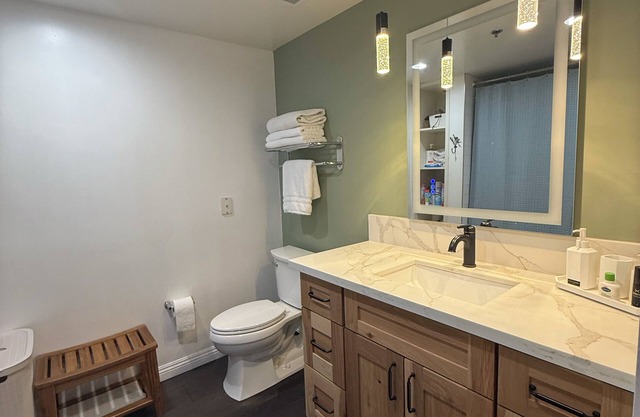 Cozy 1-bedroom condo in tranquil Henderson with fitness room, AC