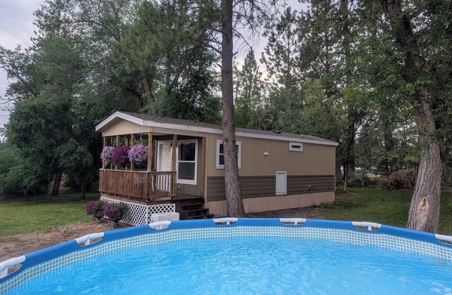 Cozy 1-bedroom, Private Hot-tub and High speed WiFi in Charming Chattaroy.