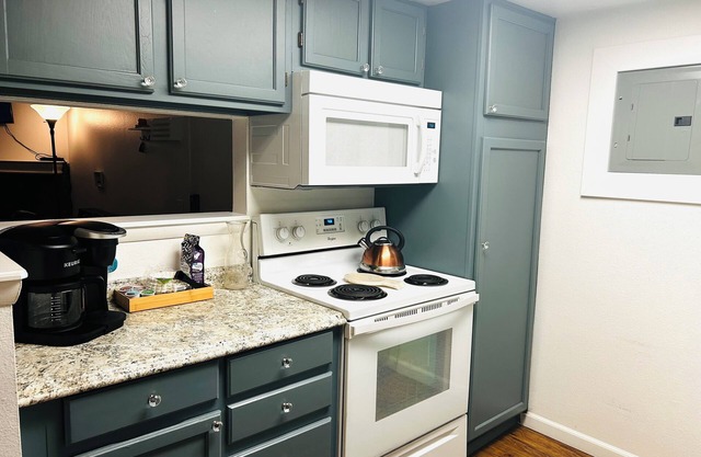 Cozy 1-bedroom with AC and WiFi in charming Aurora