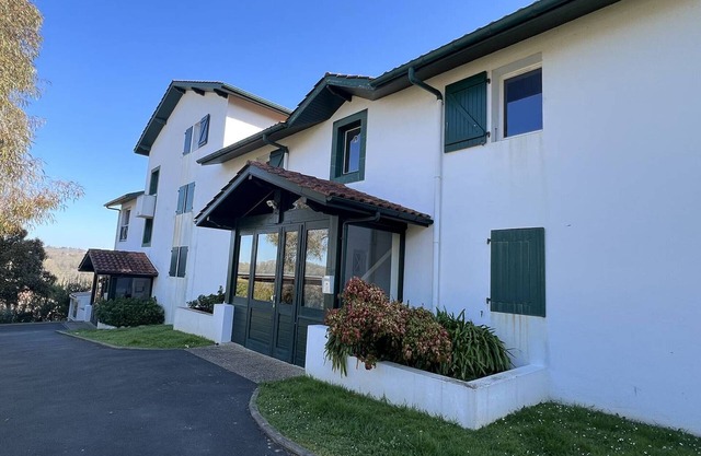 Cozy 1-BR Apartment with Terrace, Parking & Wi-Fi – Pet Friendly, Near Shops, Cambo-les-Bains
