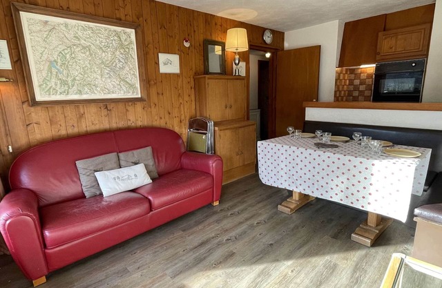 Cozy 1-BR Apartment with Bunks, Mezzanine, Near Ski Slopes – Free Parking & Close to Town!