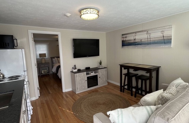 Cozy 1 BR Condo Steps From The Beach