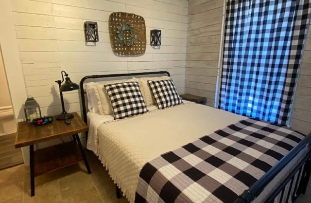 Cozy 1930's cottage WALKING distance to Old Town Tomball