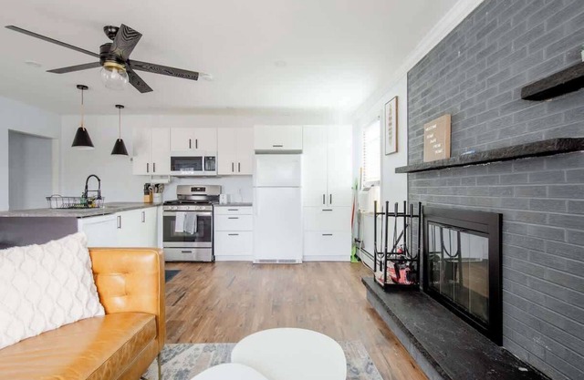 Cozy 1B Apt w/fireplace, full kitch & off str PK