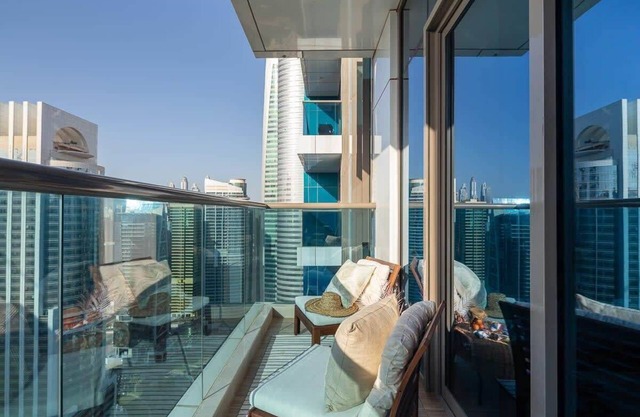 Cozy 1BR Apartment with Lake and City Views in JLT
