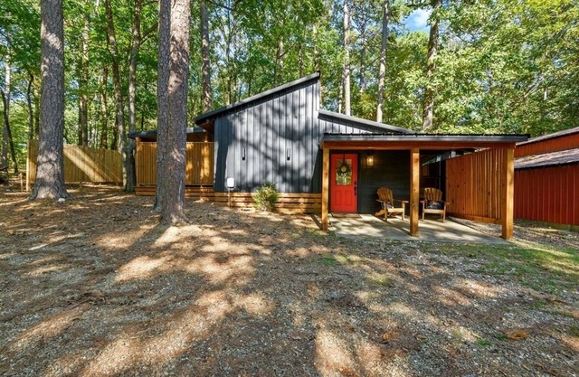Cozy 1BR Cabin Getaway. Hot Tub, Fireplace & Peaceful Setting