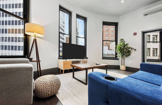 Cozy 1BR Downtown Pittsburgh – Walk to Stadiums