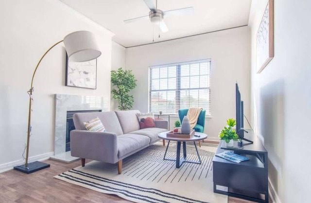 Cozy 1BR King Suite | Pool, Gym & Parking 01