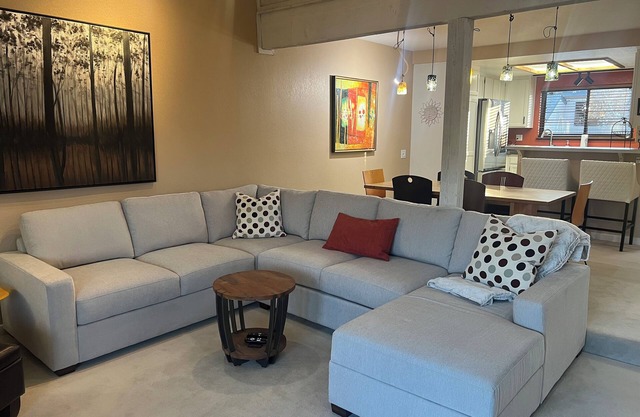 Cozy 2 bd/2 ba Condo w/dual decks minutes from town & slopes!