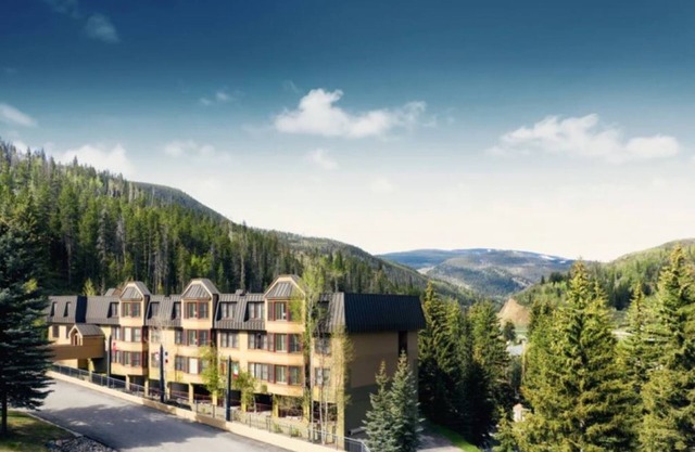 Cozy 2 Bed/2 Bath w/Sleeper Sofa, sleeps 8, Hot Tub and Free Shuttle to Slopes!