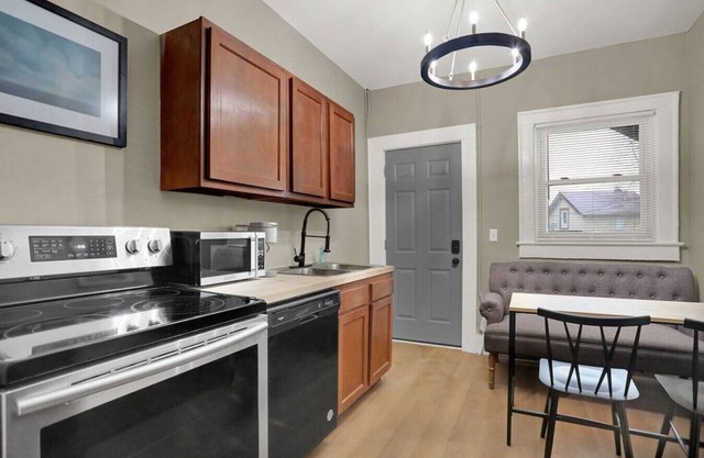 Cozy 2 Bed - Downtown-West #7