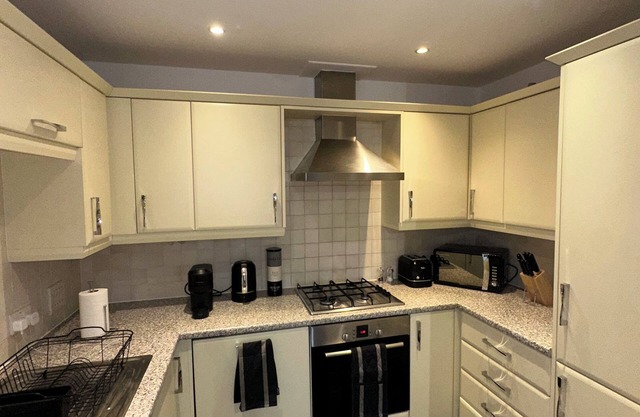 Cozy 2-Bed Flat in Reading with Free Parking – Your Home Away From Home!