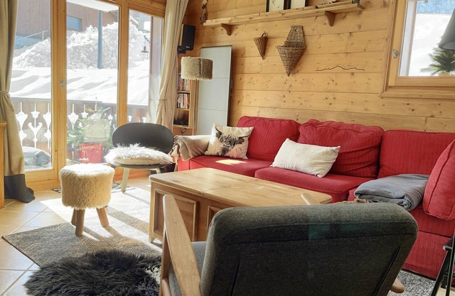 Cozy 2-Bedroom Apartment: Near Pool & Ski Bus, Great Amenities