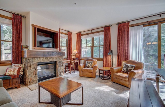 Cozy 2 bed. Great Location. Shared Pool/Hot Tubs.