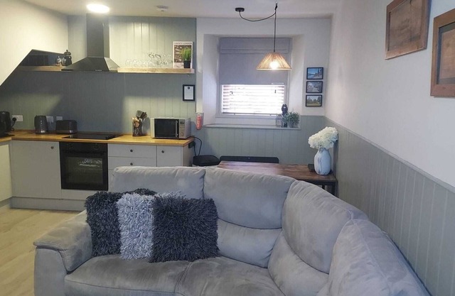 Cozy 2 Bed Townhouse in the Heart of Historic Perth. Full of Charm