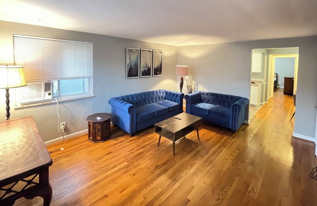 Cozy 2 bedroom 1 bathroom apartment near kenwood mall