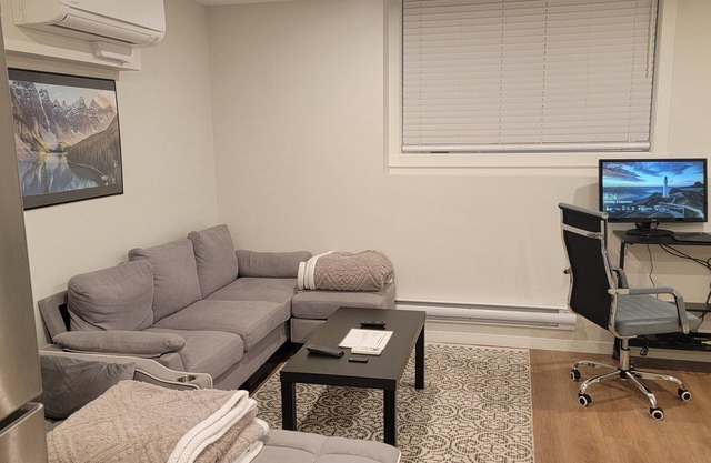 COZY 2-BEDROOM, 1 BATH SUITE WITH AC CLOSE TO CALGARY AIRPORT (YYC) - SLEEPS 6