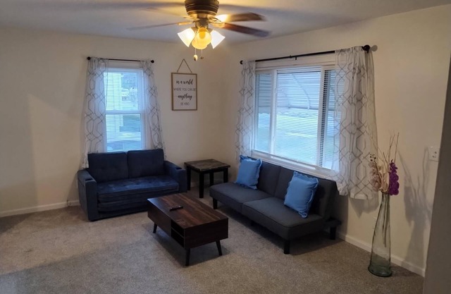 Cozy 2 bedroom 1 bathroom home near the airport with fenced in back yard