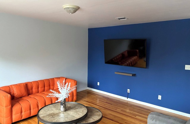 Cozy 2-bedroom apartment with WiFi, AC, large outdoor balcony