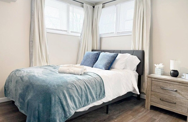 Cozy 2-bedroom apartment in nice Evansville with AC, WiFi
