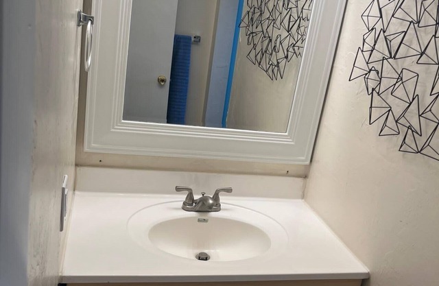 Cozy 2-bedroom apartment with AC and WiFi in welcoming Fort Myers