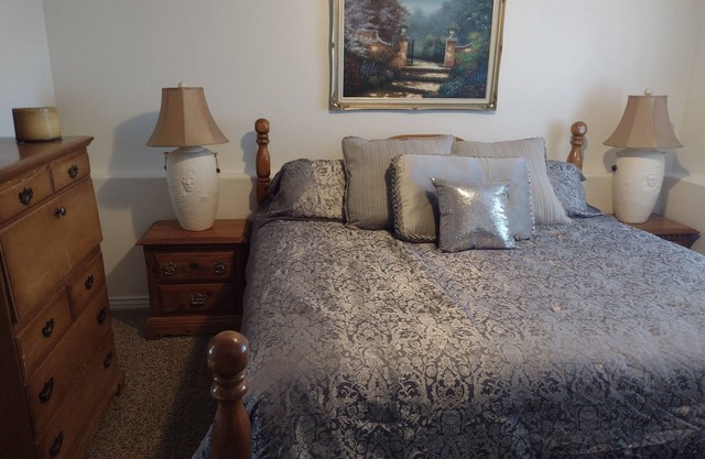 Cozy 2-bedroom apartment in enchanting Elk Ridge with AC, WiFi cottage feel