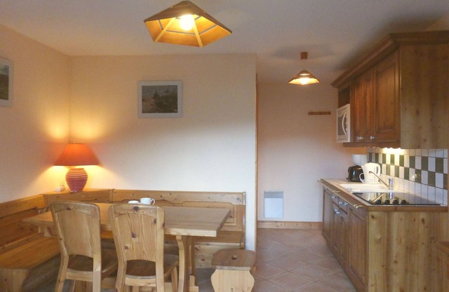 Cozy 2-Bedroom Apartment for 4 People, Near Méribel Village Slopes and Shops