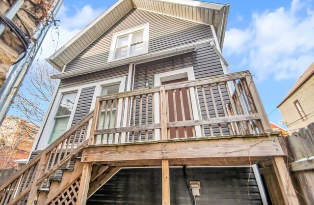 Cozy 2-Bedroom Apartment | Close to Wrigley