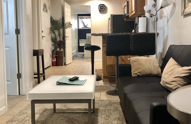 Cozy 2 Bedroom Apt, 20 Mins from NYC