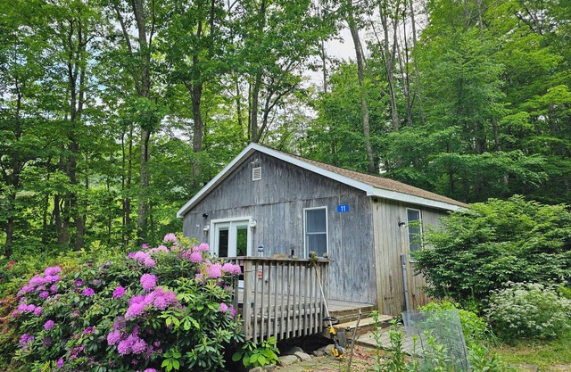 Cozy 2-bedroom cabin in charming Shandaken with WiFi, AC