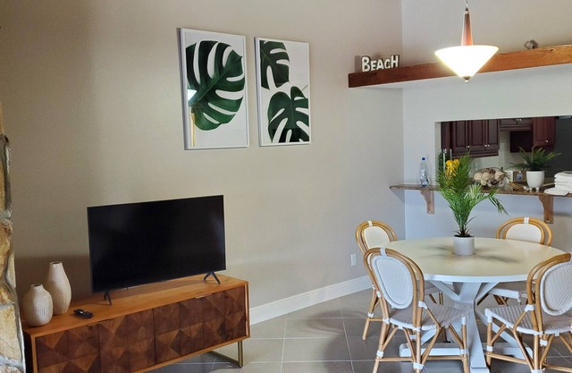 Cozy 2-bedroom condo in gorgeous Fort Myers with WiFi, AC