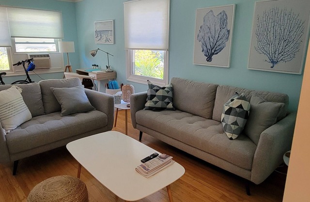 Cozy 2-bedroom condo in lovely Long Beach with AC