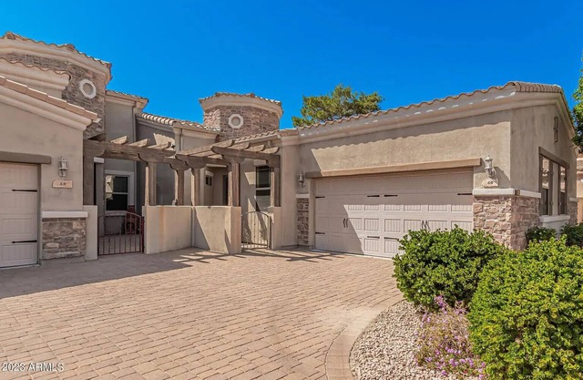 Cozy 2-bedroom condo with fitness room, community pool, and hot tub- Mesa