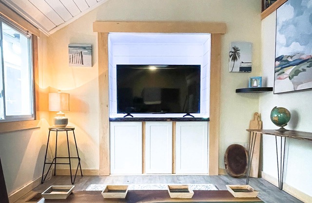 Cozy 2 Bedroom Cottage - Steps to quiet beach, ice cream, mini putt, casino