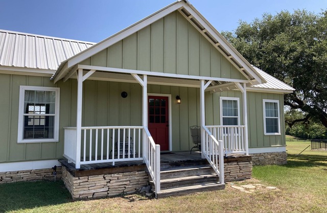 Cozy 2 Bedroom Cottage - 3/4 Mile to Round Top Center!