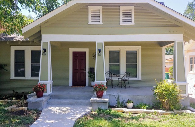Cozy 2-bedroom Craftsman Bungalow home in the charming historic downtown Belton.