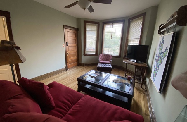 Cozy 2- bedroom – great kitchen – in a Lakefront Neighborhood