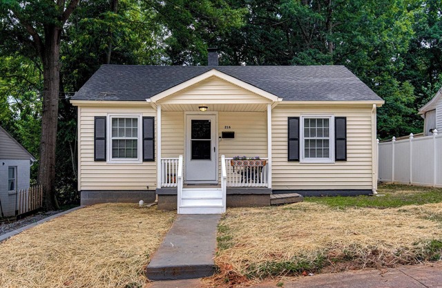 Cozy 2-bedroom house in Winston-Salem with AC, WiFi, washer/drier, full kitchen.