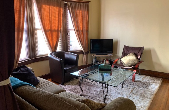 Cozy 2 bedroom home in North Corktown with a yoga zen space