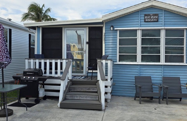 Cozy 2-bedroom house 1.5 baths with beach vibe, WiFi, AC in lovely Jensen Beach