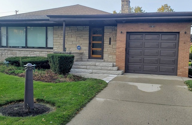 Cozy 2 bedroom house/w garage in Skokie