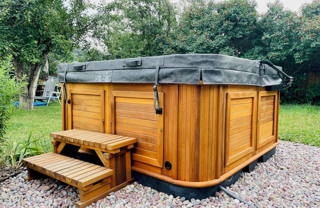 Cozy 2-bedroom house with Hot Tub