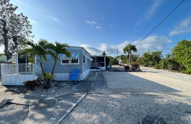Cozy 2-bedroom mobile home in enchanting Marathon with WiFi, AC.