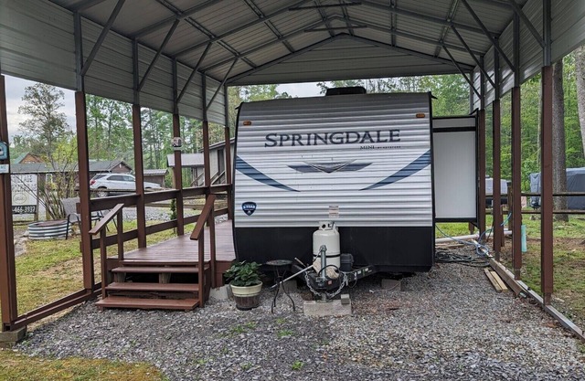 Cozy 2-bedroom RV in amazing Pipestem with AC, WiFi and Heat Smart TV
