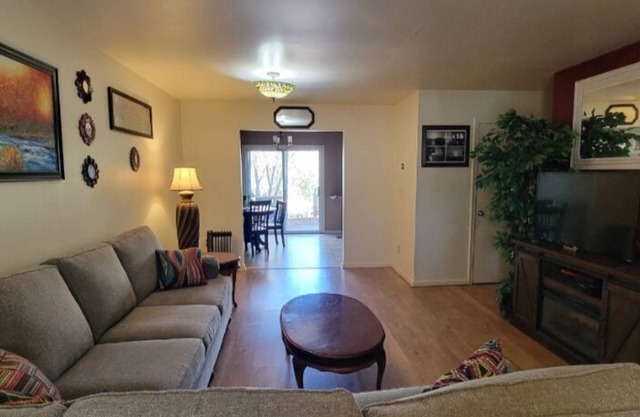 Cozy 2-bedroom townhome in charming Elkton